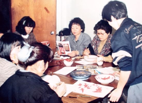 日本磁州窑艺术爱好者学习白地黒花绘画技法。